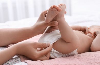 Come cambiare il pannolino con il consenso del bebè