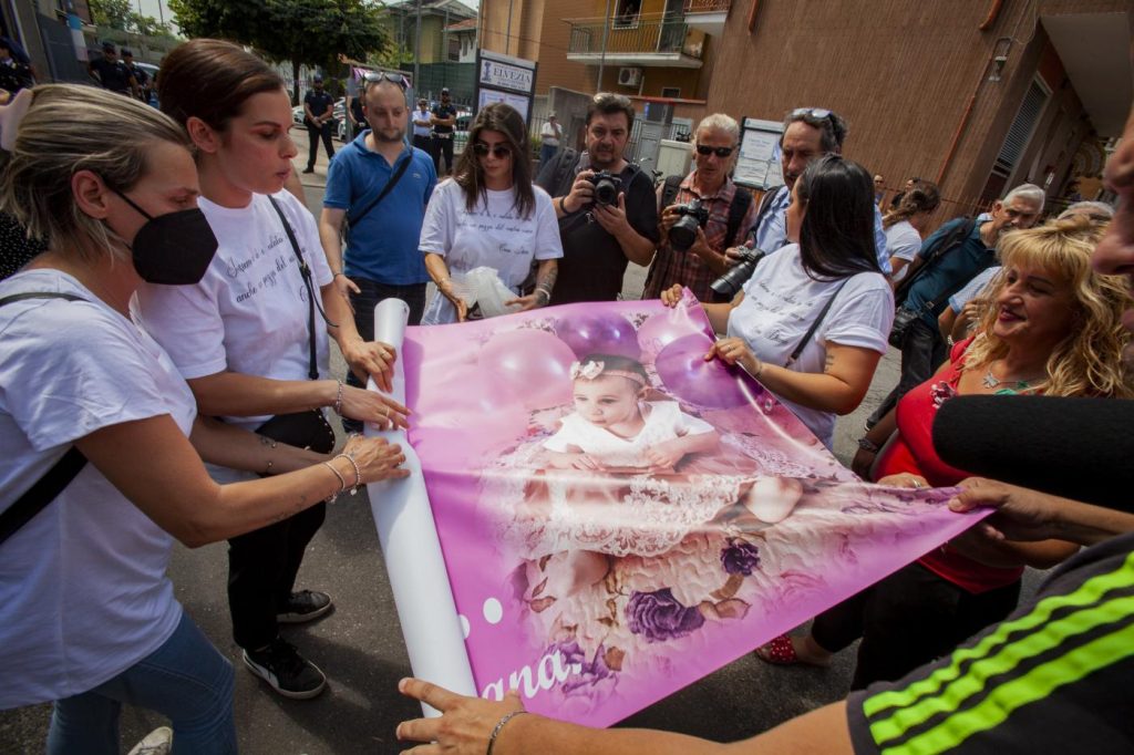 San Giuliano Milanese: folla ai funerali di Diana Pifferi, la bimba morta di stenti