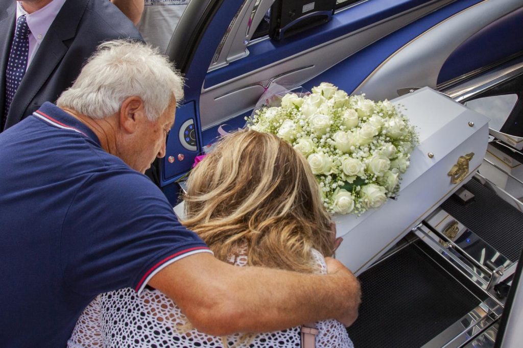 San Giuliano Milanese: folla ai funerali di Diana Pifferi, la bimba morta di stenti