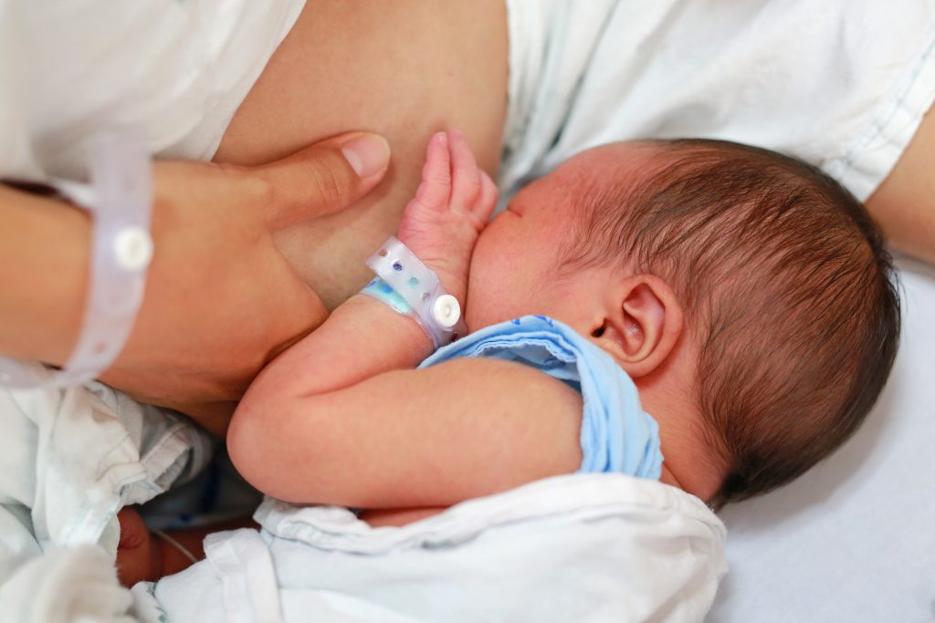 Neonato di 3 giorni muore: la mamma si è addormentata mentre lo allattava