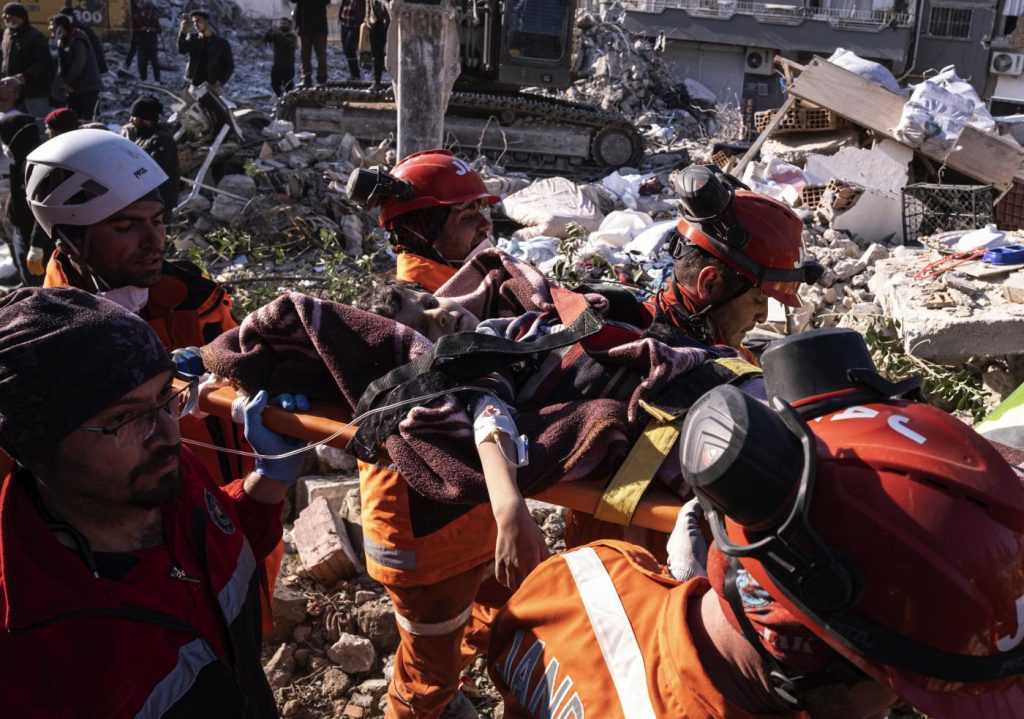 Bambini sopravvissuti al terremoto in Turchia e Siria (Foto e Video)