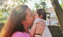 Baciare i bambini sulla bocca: perché è sbagliato