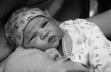 Minore assiste al parto naturale: per i bambini è traumatico?