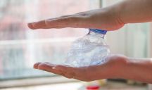 Schiacciare bottiglie di plastica: come funziona il riciclo