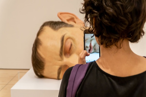 La testa gigante ultra realistica di Ron Mueck esposta nel Museo di Arte Moderna di San Francisco nell’Agosto 2019 