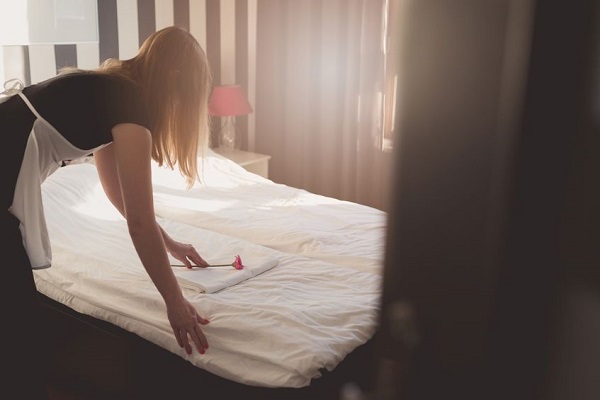 Fa un duro lavoro tutti i giorni, una mattina però quello che trova pulendo le stanze d’albergo è incredibile (Video) 