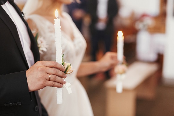 Si sposa e entra in chiesa con il figlio di 1 mese legato alla coda dell’abito: foto choc
