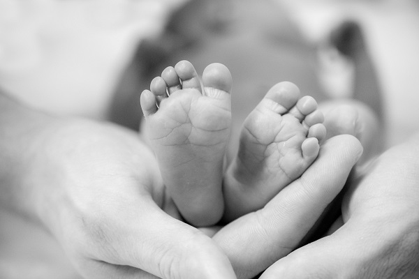 Morte perinatale: le foto della figlia morta, suo “eterno ricordo”