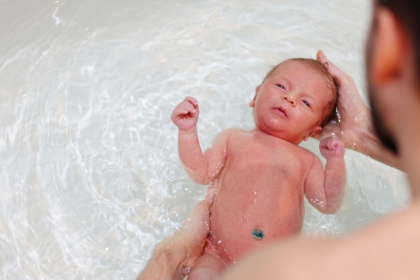 Neonato ha solo 1 giorno di vita: “nuota” in piscina con il papà (FOTO)  