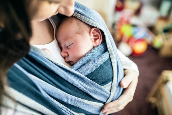 Il neonato piange perché vuole stare in braccio: l’esogestazione spiega tutto