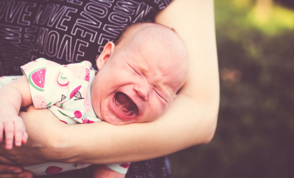 Coliche neonati: cosa deve e non deve mangiare la mamma