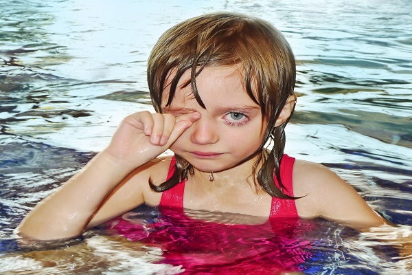 Occhi rossi in piscina: ecco il vero motivo.  