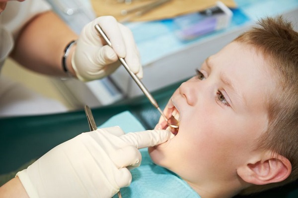 Denti in doppia fila: denti sovrapposti o definitivi dietro quelli da latte 