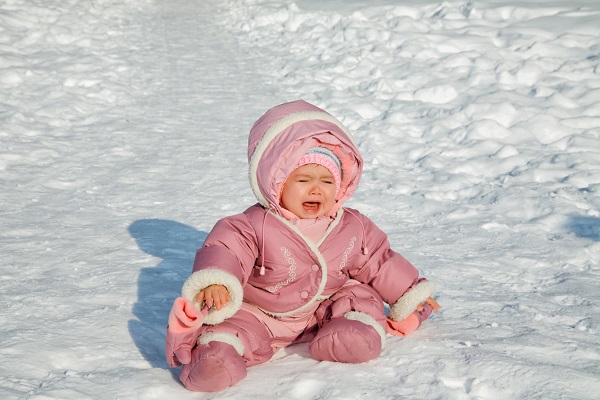 Nanna sotto zero: neonati e bambini dormono al freddo.