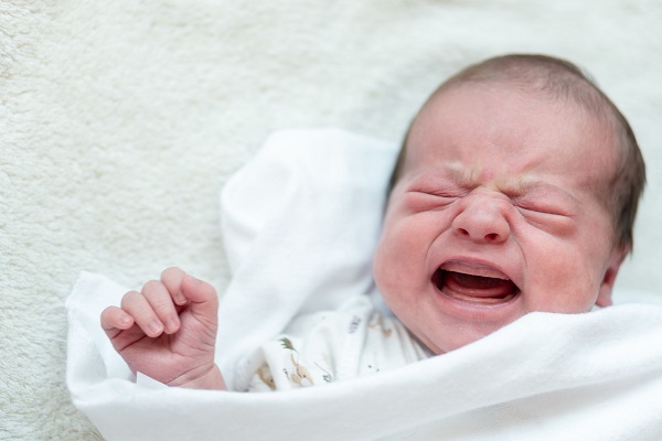 Calmare il neonato che piange: tecnica infallibile (Video) 