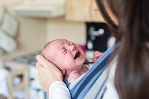 Calmare il neonato che piange: tecnica infallibile (Video).  