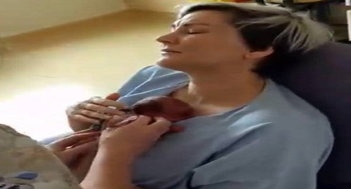 mamma abbraccia il figlio prematuro