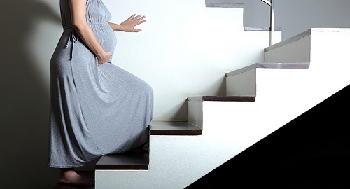 mamma incinta cade dalle scale e muore
