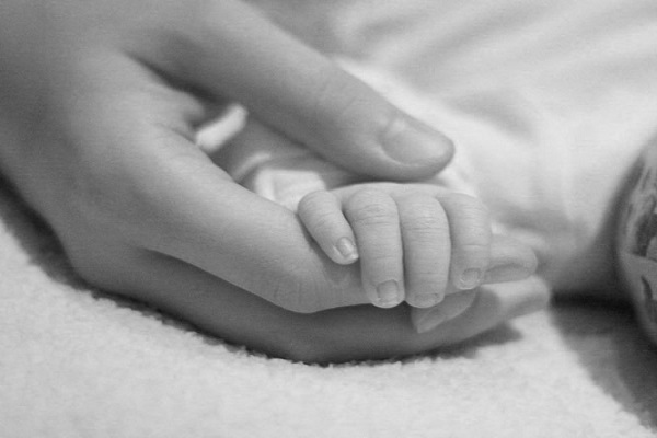 bimbo muore dopo il parto 6 ore per cesareo
