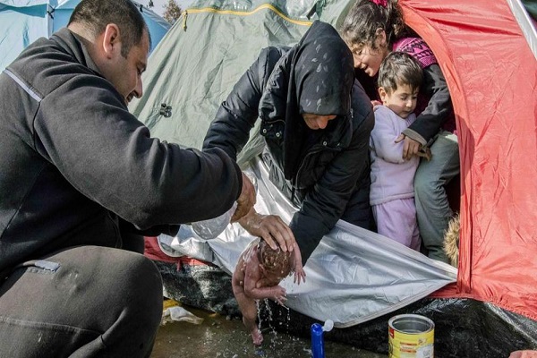 bambina appena nata fotografata in campo profughi