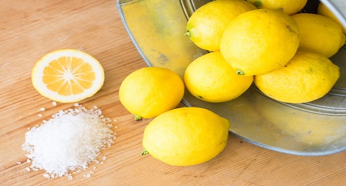 rimedio naturale contro il mal di testa sale e limone