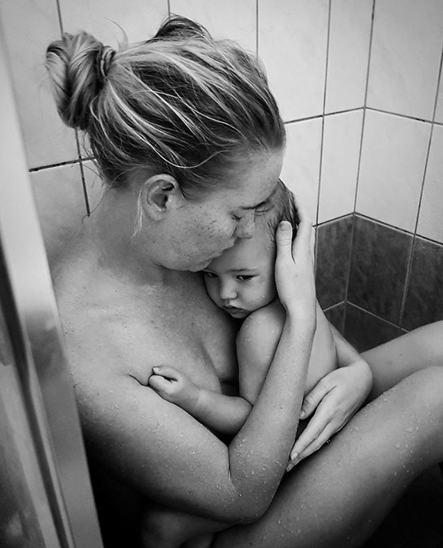 mamma e bambina abbracciate FOTO