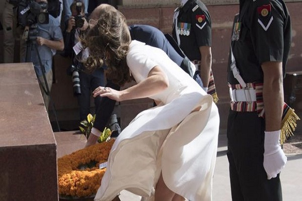 Kate Middleton contro la regina e protocollo abiti