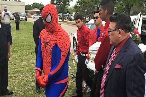 Poliziotto si Traveste da Spiderman per il Funerale di un Bambino