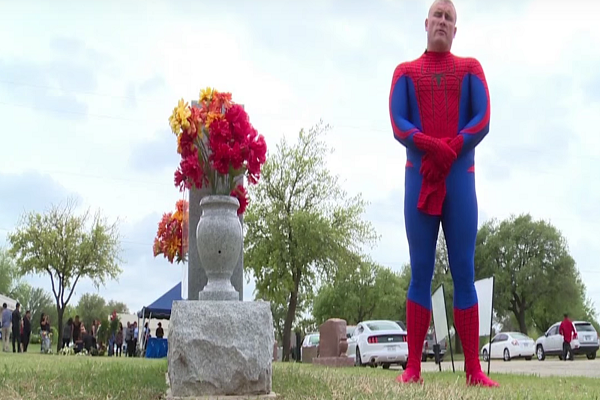 Poliziotto si Traveste da Spiderman per il Funerale di un Bambino