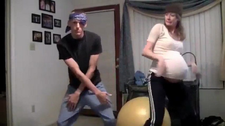 Un fermo immagine del VIDEO in cui la mamma incinta balla a poche ore dal parto gemellare.