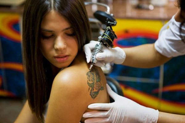 Allarme Tatuaggi: Attenzione Inchiostro Cancerogeno foto