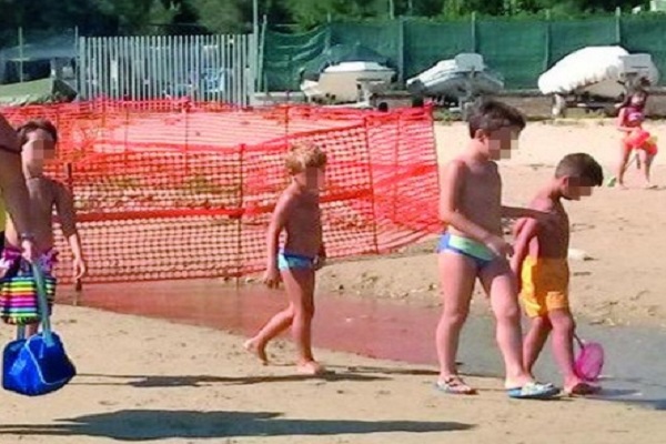 bomba sulla spiaggia con i bambini