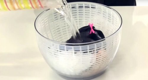lavare la biancheria con la centrifuga dell'insalata