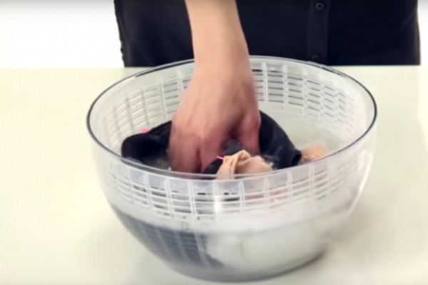 lavare la biancheria con la centrifuga dell'insalata