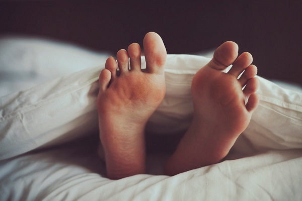 dormire con un piede fuori dal letto perché