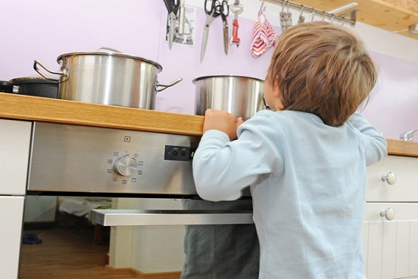 bambino ustionato con acqua bollente in cucina