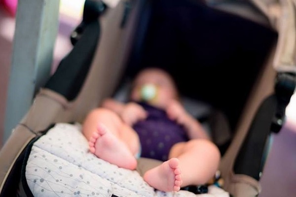neonato chiuso in macchina salvato