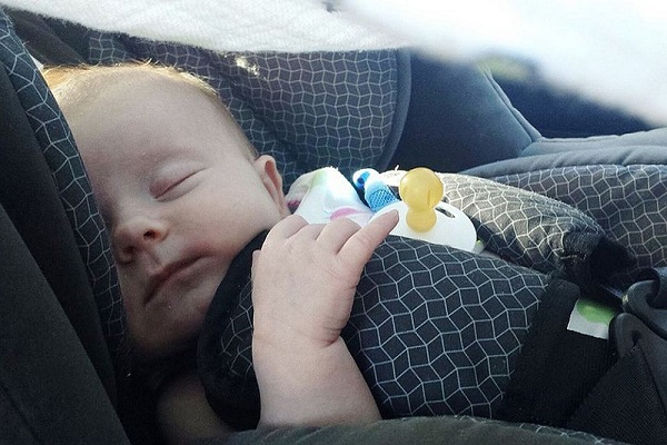 far dormire il neonato nel seggiolino auto