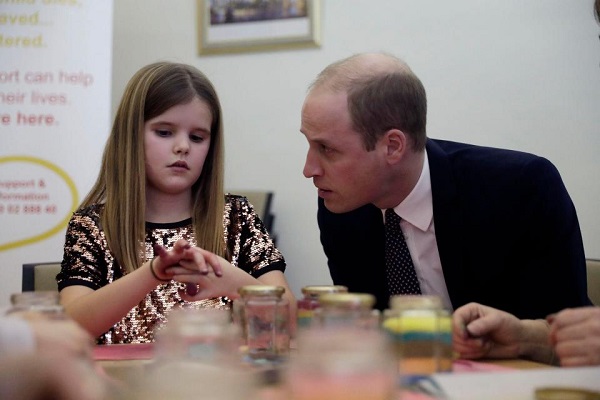 Principe William Consola una Bambina Orfana (Video)