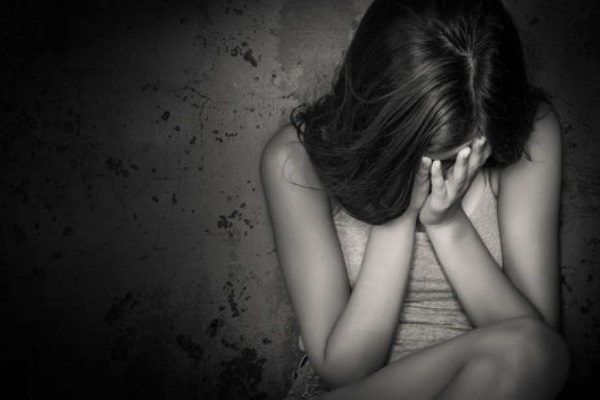 Stupra la Figlia di 16 Anni Perché Gay: Condannato