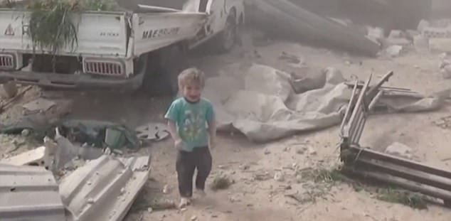 Bambino siriano ferito piange e cerca la mamma