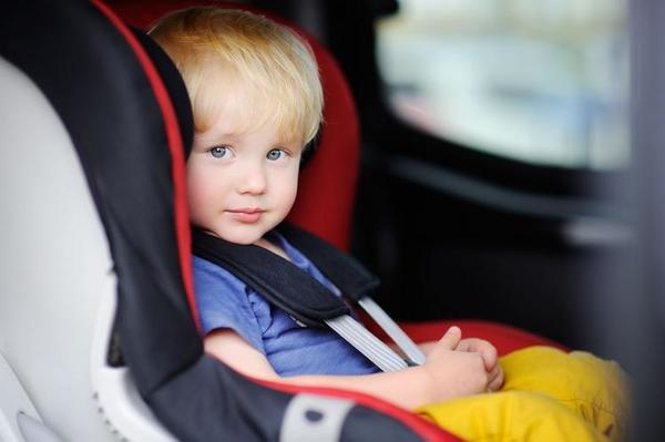 bambino in auto in modo sicuro 