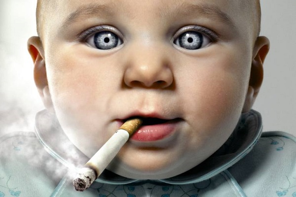 Bambina che fuma una sigaretta: mamma posta foto su instagram