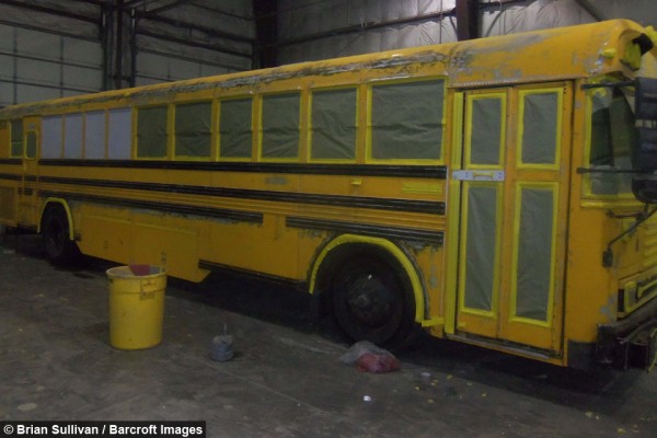 Famiglia vive in uno scuolabus: la storia di Brian e Starla