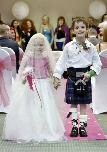 Bimba di 5 anni malata terminale sposa il suo migliore amico