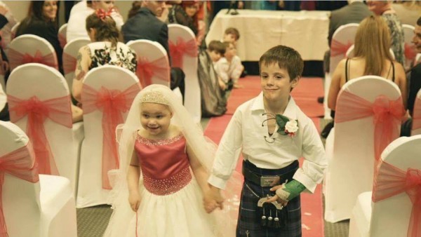 Bimba di 5 anni malata terminale sposa il suo migliore amico