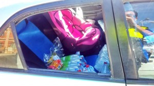 bambina di 2 anni in macchina sotto il sole
