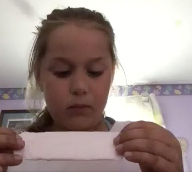 Bambina scopre il salvaslip: video esilarante