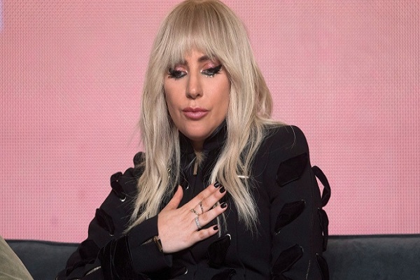 Lady Gaga annuncia lo stop dovuto alla malattia