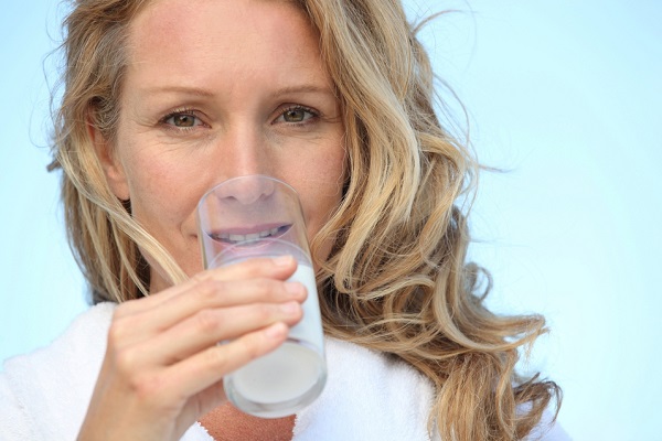 Bere 3 bicchieri di latte al giorno aumenta rischio di morte e fratture